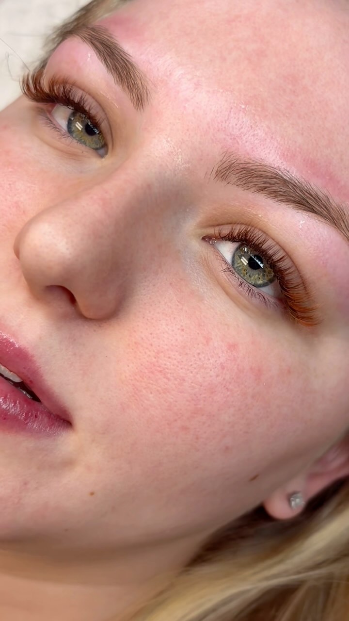 Soft brown Hybrid lash set by Amanda Rivera